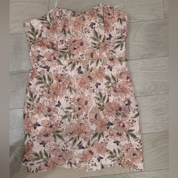 Elliatt Dresses & Skirts - Elliatt Sweetheart Neck strapless floral lace mini dress size 10